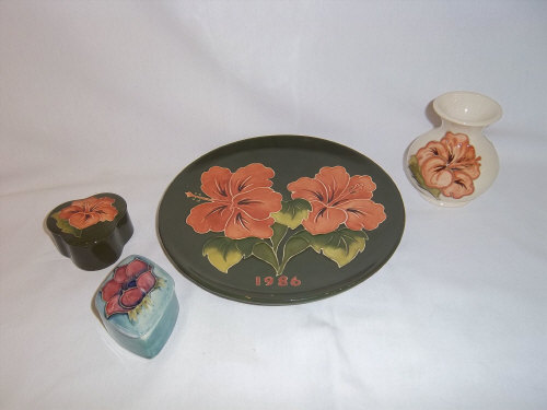 Moorcroft 'Hibiscus' plate dated 1986 on green ground, sm. Moorcroft 'Coral Hibiscus' vase on