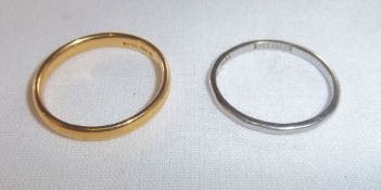 22ct gold wedding band & platinum band total wt approx 5.5g