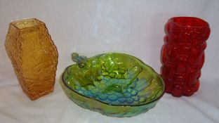 Amber bark vase possibly Dartington, green Carnival glass dish in the form of an apple & red vase