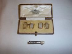 Pr 18ct gold & platinum cufflinks & silver pearl mounted tie clip