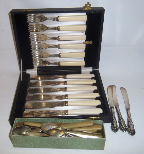 3 silver handled butter knives & sel. S.P cutlery