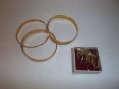 3 tested as gold bangles, 9ct gold part bracelet, 9ct gold bar brooch, 9ct gold earrings etc.