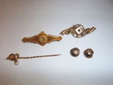 9ct gold tie pin, pr 9ct gold cufflinks & 2 Vict. gold brooches