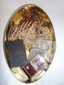 Sel. costume jewellery, hair combs, compact etc.