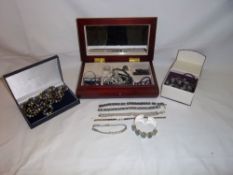 Sel. costume jewellery inc. bracelets, beads etc.