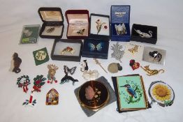 Sel. Stratton compacts & brooches mainly animals