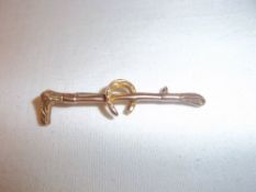 9ct gold stock pin in the form of a riding crop with horse shoe