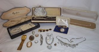 Sel. costume jewellery inc. simulated pearls, paste necklace, brooches etc.