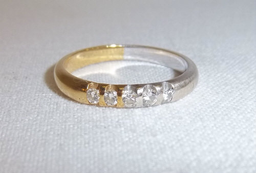 White & yellow gold ring stamped 750 set with diamond chips