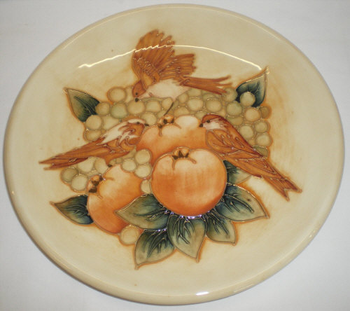 Moorcroft ``Finches`` pattern plate dia. approx. 26.5cm (silver line mark)