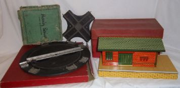 Hornby O gauge No1 goods station, Hornby O gauge turntable & 2 crossings some in original boxes