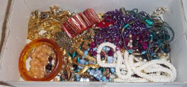 Sel. costume jewellery inc. beads, necklaces, brooches etc.