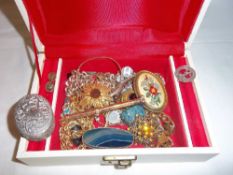 Sel. costume jewellery inc. brooches, agate trinket pot, silver brooch etc.