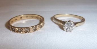 9ct gold daisy ring & 9ct gold patterned eternity ring