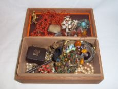 Sel. costume jewellery inc. beads, brooches, wristwatches etc.