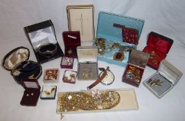 Sel. costume jewellery inc. earrings, brooches, simulated pearls, wristwatches etc.