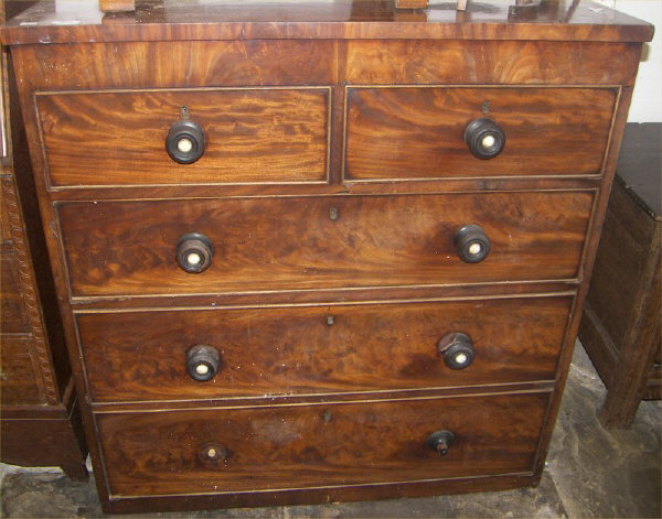 Vict. mah. chest of drawers