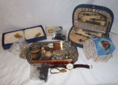 Sel. costume jewellery inc. brooches, beads etc.