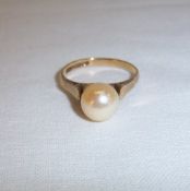 9ct gold ring set with single pearl