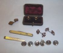 Pr cased 9ct gold cufflink studs wt approx. 2.3g & sel. buttons etc.