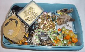 Sel. costume jewellery inc. beads, brooches etc.