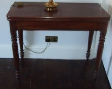 Vict. mah. foldover tea table with ring turned legs