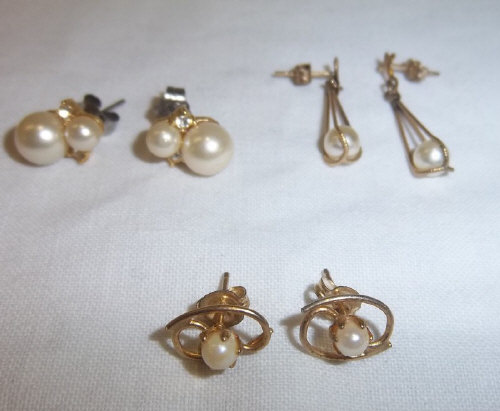 Pr pearl stud earrings & 2 prs simulated pearl earrings
