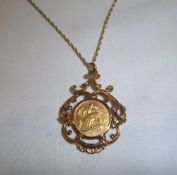 1901 half sovereign in decorative 9ct gold mount on 9ct gold chain total wt approx. 15.4g