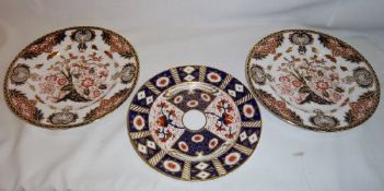 Pr of Royal Crown Derby plates patt. no 383 (21.5cm dia.) & Imari patt. plate