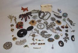 Sel. costume jewellery inc. brooches, pendants etc.