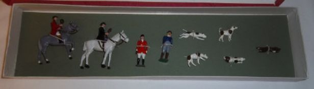 Boxed set Britains hunting set comprising huntsman & huntswoman on horseback, 2 walking huntsmen,