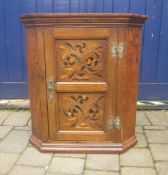 Sm. 18th c. oak hanging corner cupboard