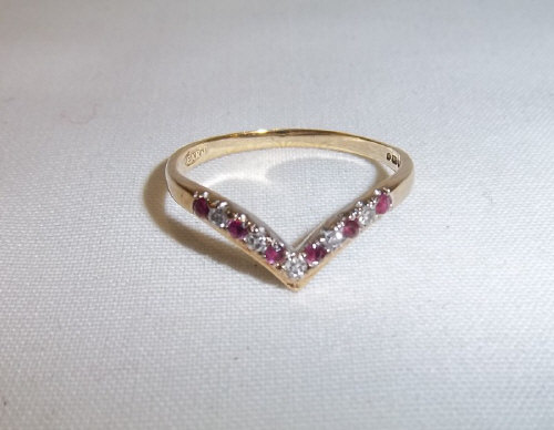 9ct gold ruby & diamond ring