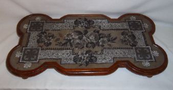 Vict. mahogany stand with beaded dec. approx. 60cm wide