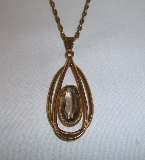 9ct gold pendant on 9ct gold chain