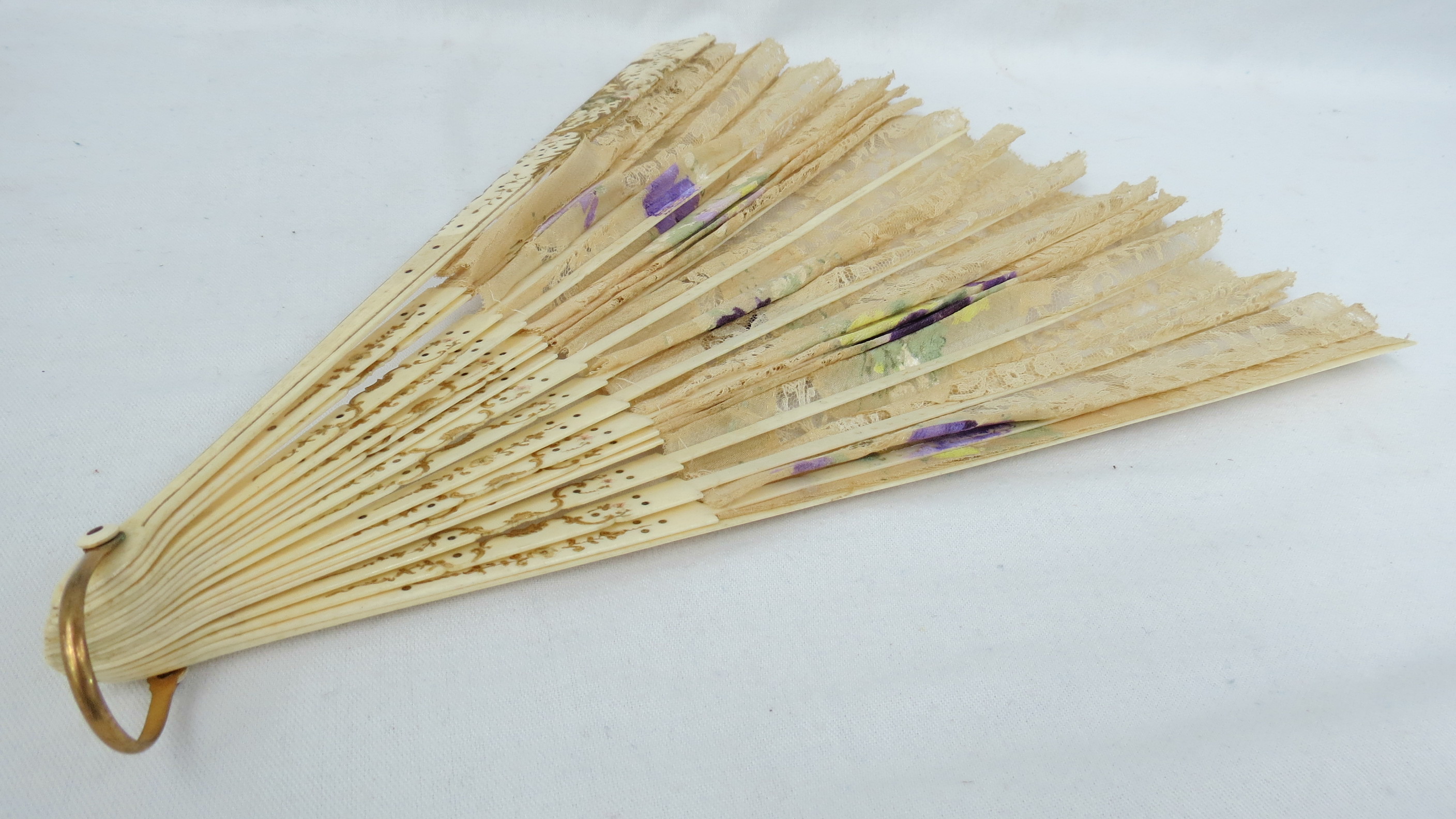 A fine lace and part gilded ivory lady's fan painted with pansies (AF). Stick length 32cm.