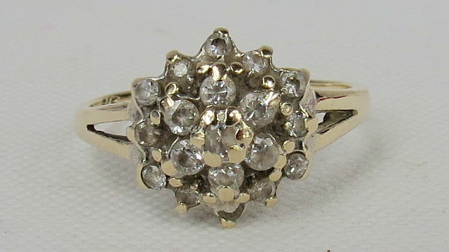 A 9ct white stone cluster ring.