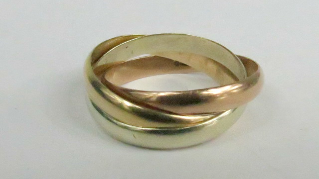 A three colour Russian wedding ring, 4.0g.
