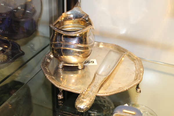A GEORGIAN HALLMARKED SILVER CREAM JUG, A HALLMARKED SILVER FOOTED TRAY AND A SILVER SHOE HORN