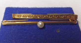 A Mixed Lot comprising: a hallmarked 9ct Gold Ring, featuring a Pearl to a pierced leaf type holder;