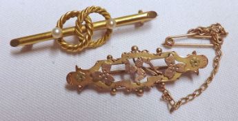 An Edwardian 15ct Gold Bar Brooch of tubular form with two entwined rope twist rings and two Seed