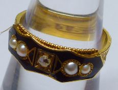 A Victorian hallmarked 18ct Gold Mourning Ring, the shaped Black Enamel panel to the front (minor