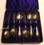 A Cased Set of Old English and Bead Teaspoons, Birmingham 1921, weight approx 1 ½ oz