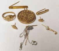 A Mixed Lot including an early 20th Century Engraved Gold Plated Circular Locket; a hallmarked 9ct