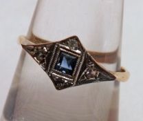 An early/mid-20th Century hallmarked 18ct Gold Ring in Art Deco taste, featuring a centre small