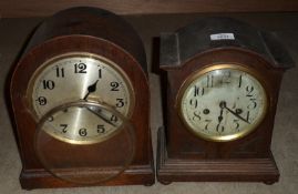 An Oak Cased early 20th Century Mantel Clock, circular face with silvered dial and black Arabic