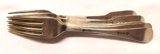 A Mixed Lot: two George IV Fiddle pattern Dessert Spoons, London 1825, Maker’s Mark WT; together