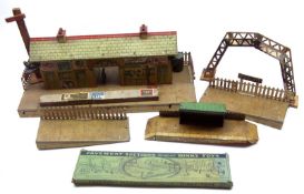 Hornby O Gauge Tinplate Margate Station and Platform, including Kiosk and Footbridge; Dinky Toys