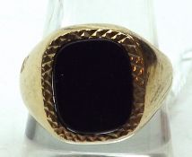 A hallmarked 9ct Gold Gents Signet Ring set with a centre Black Onyx Panel with “Diamond” cut