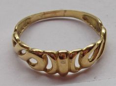 An unmarked yellow metal pierced panel Dress Ring